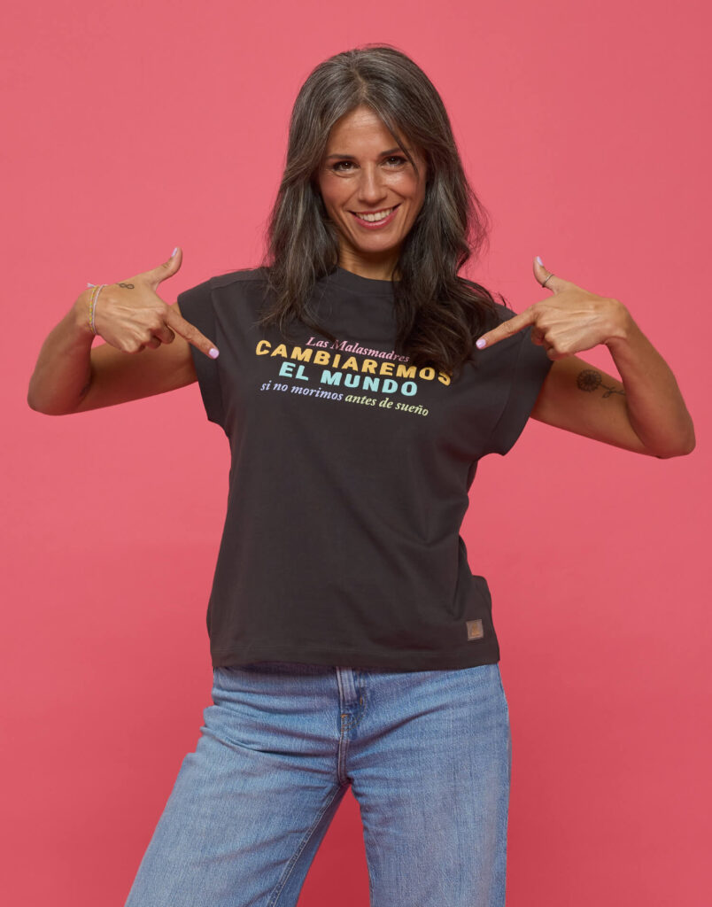Camiseta gris las Malasmadres cambiaremos el mundo - Imagen 4
