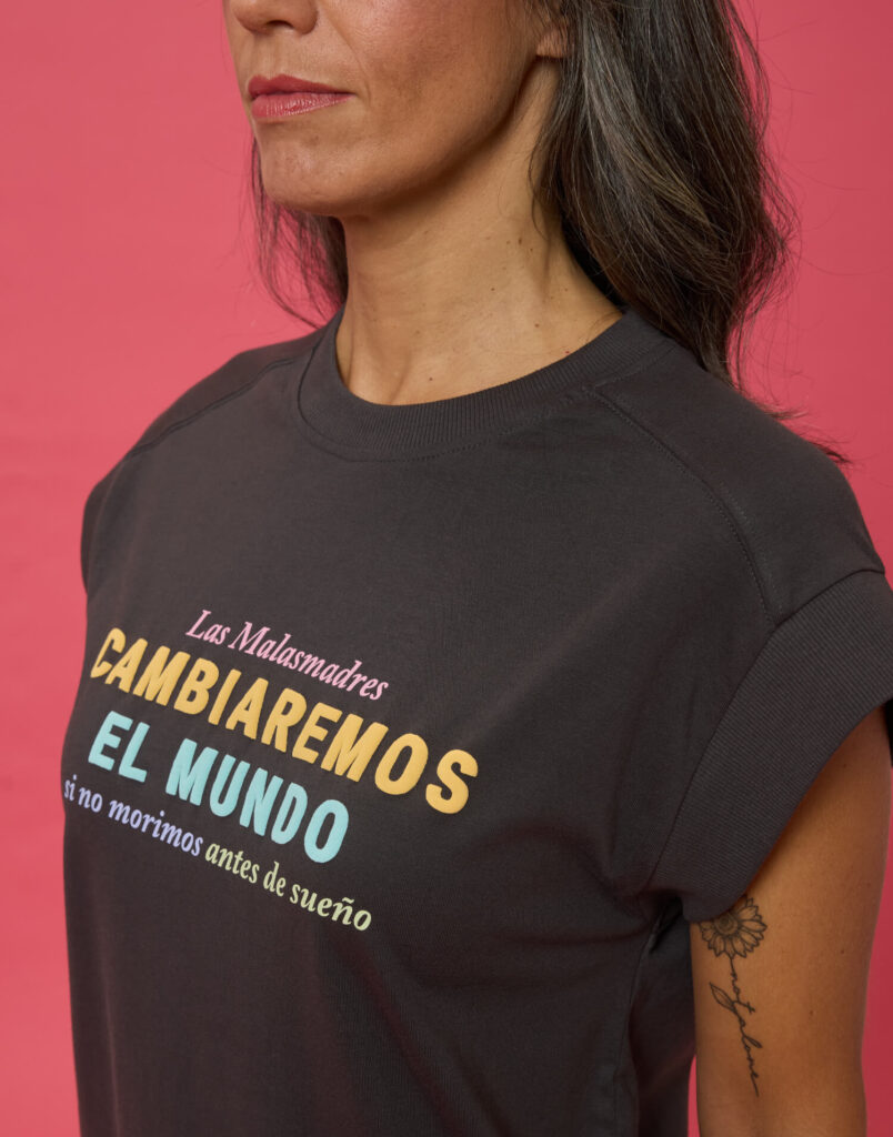 Camiseta gris las Malasmadres cambiaremos el mundo - Imagen 2