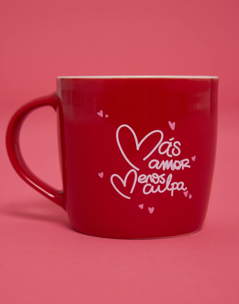 Taza roja y blanca Más amor menos culpa - Imagen 2