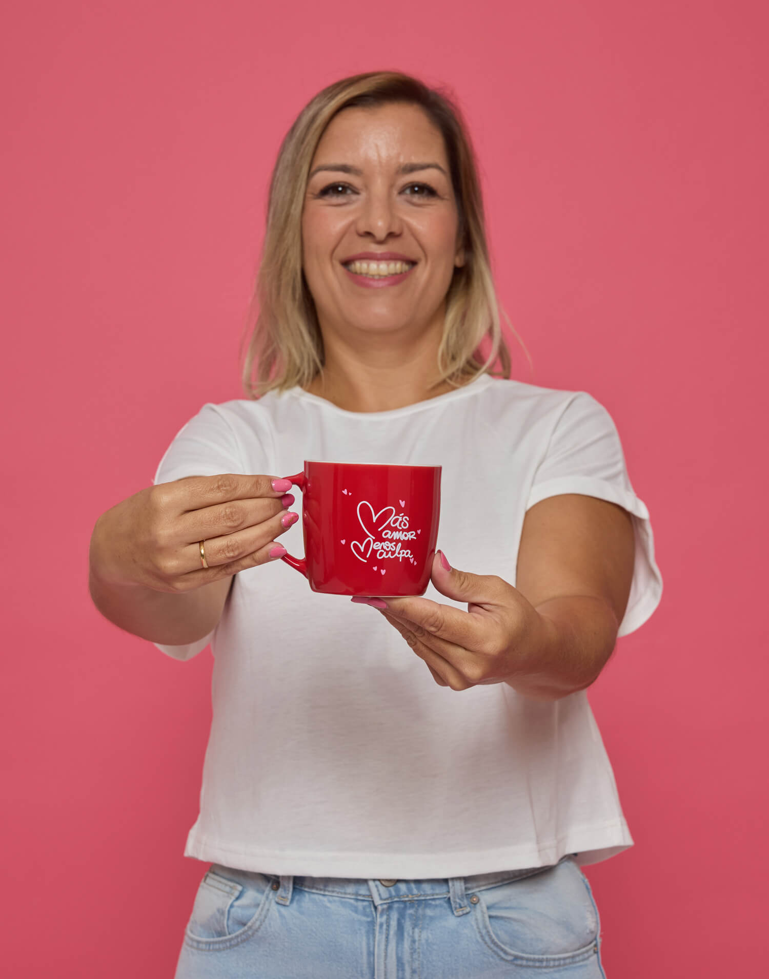 Taza roja y blanca Más amor menos culpa