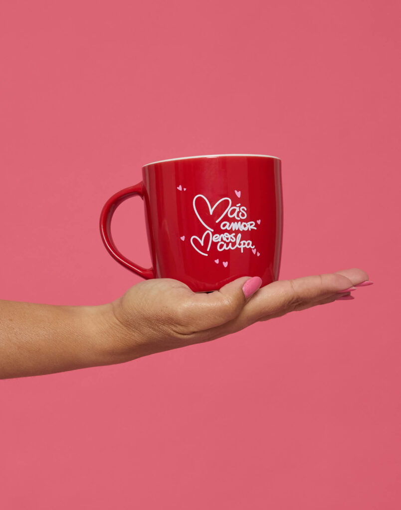 Taza roja y blanca Más amor menos culpa - Imagen 3