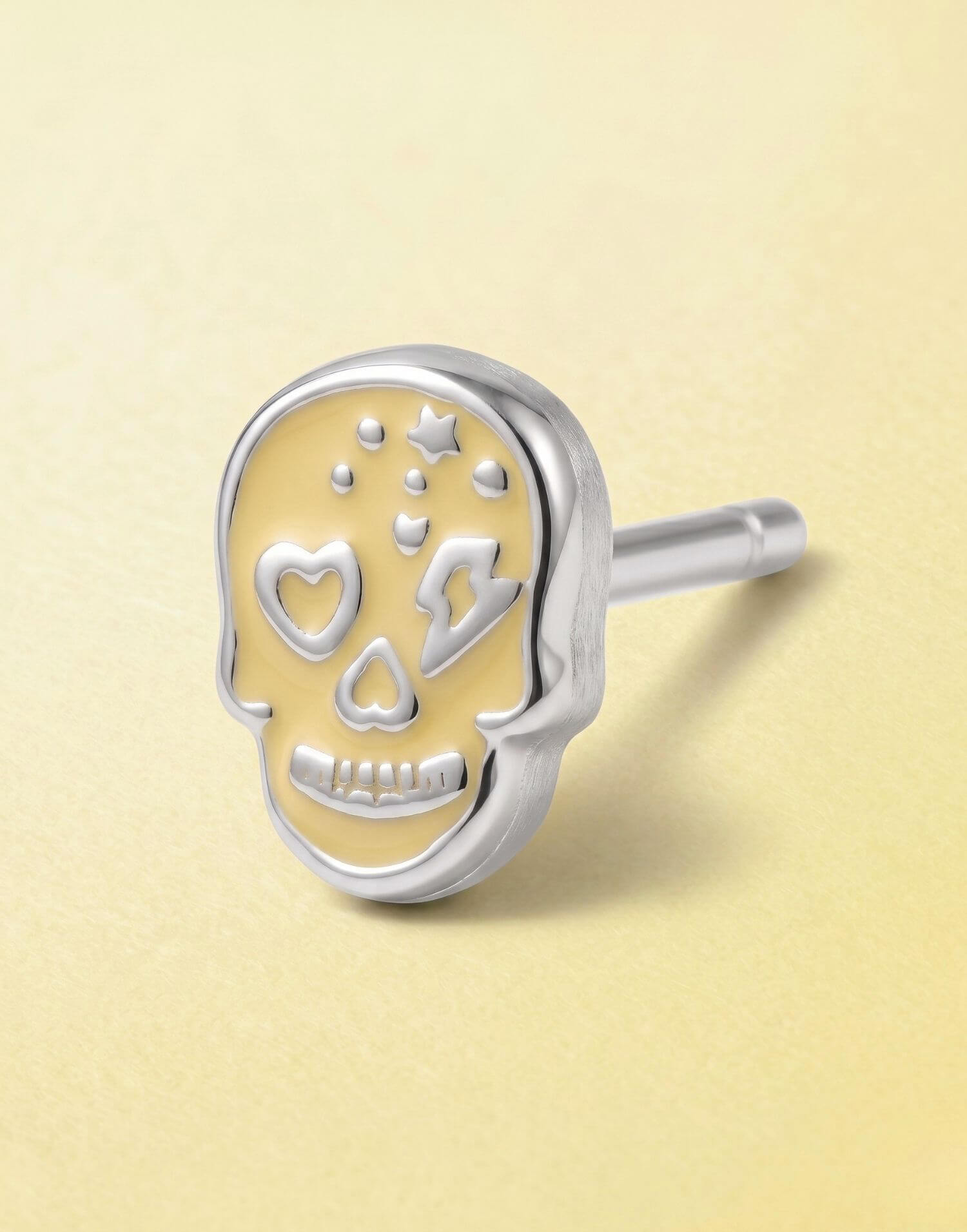 Piercing amarillo calavera